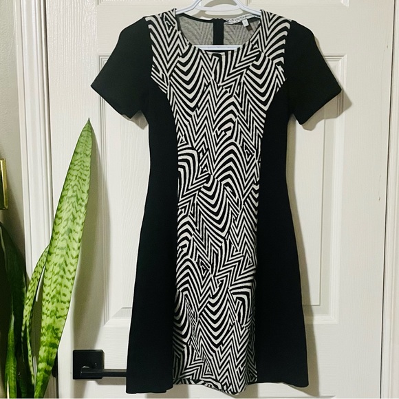 La Fée Maraboutée Black Dress with Black and White Print in the Middle. Size 1 - Picture 4 of 11